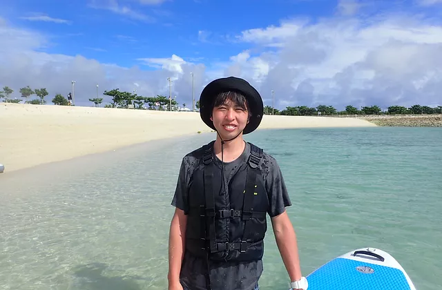 リトリート沖縄のスタッフ・池田卓磨が海のガイドの準備をする写真
