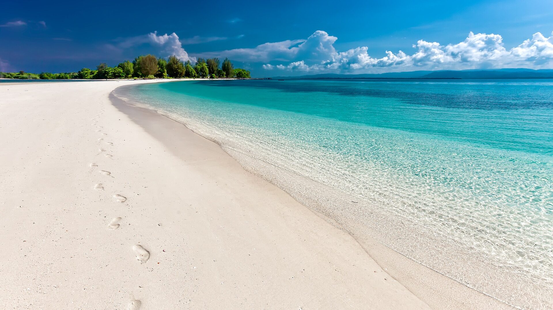 沖縄の美しい砂浜と海