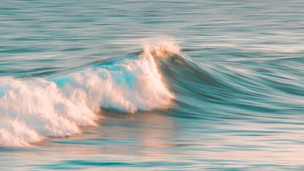 海で波の動きだけを眺める - リトリート沖縄 | 沖縄でのリトリート体験を紹介